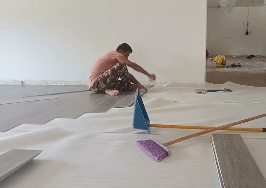 banner foam lantai spc