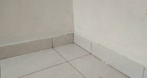 plint lantai keramik