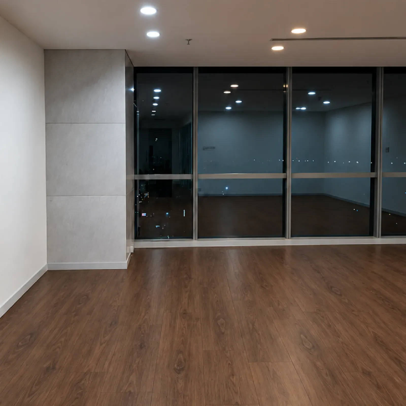 Lantai vinyl Timberwood Excellent 2mm motif Aiko Oak di ruang kantor