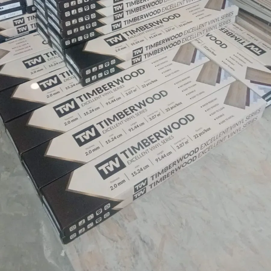 Tumpukan dus Timberwood Excellent Vinyl Series 2mm, isi 22 keping, 3,07 m² per dus