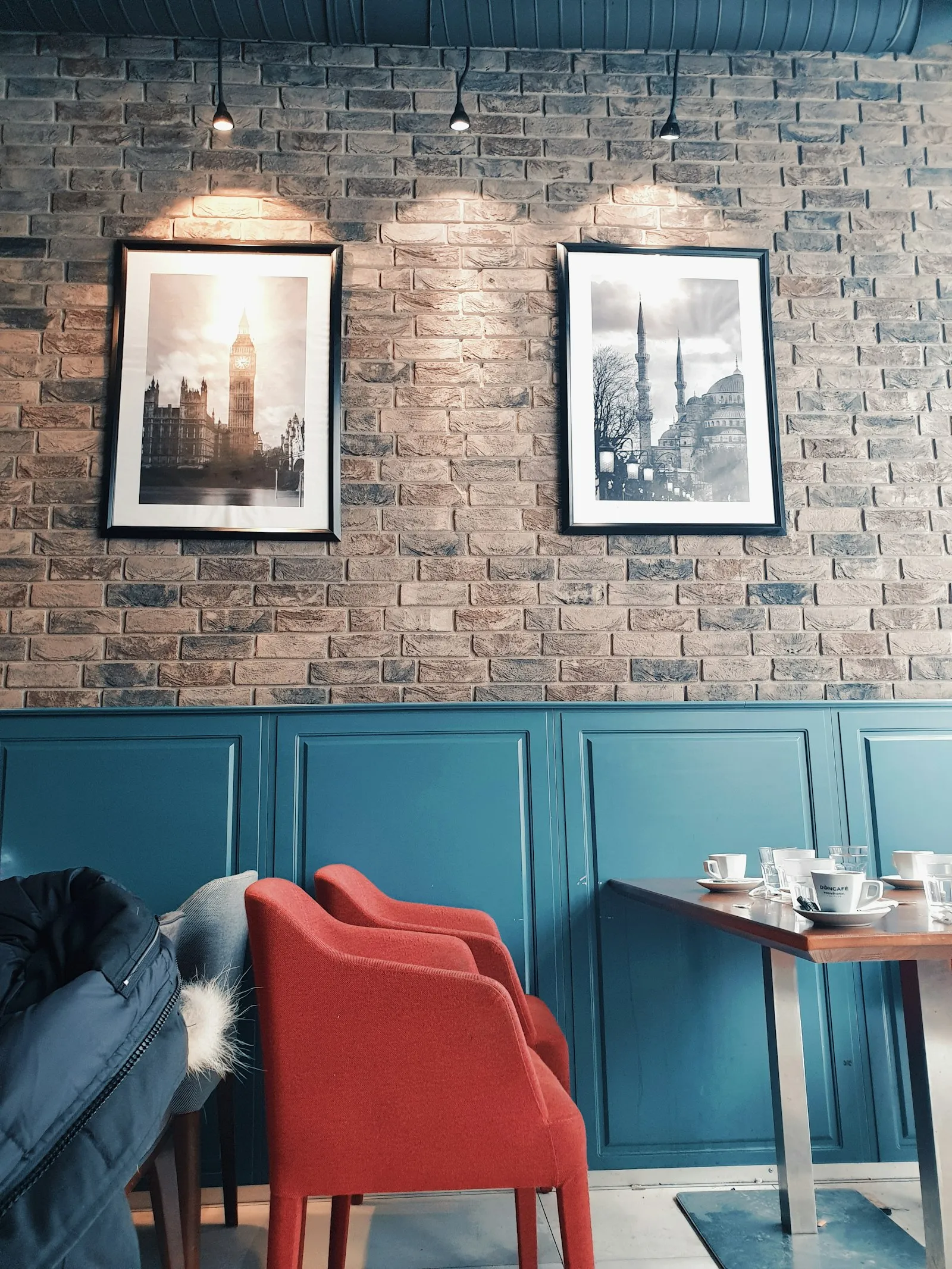 Close up wall panel PVC di kafe