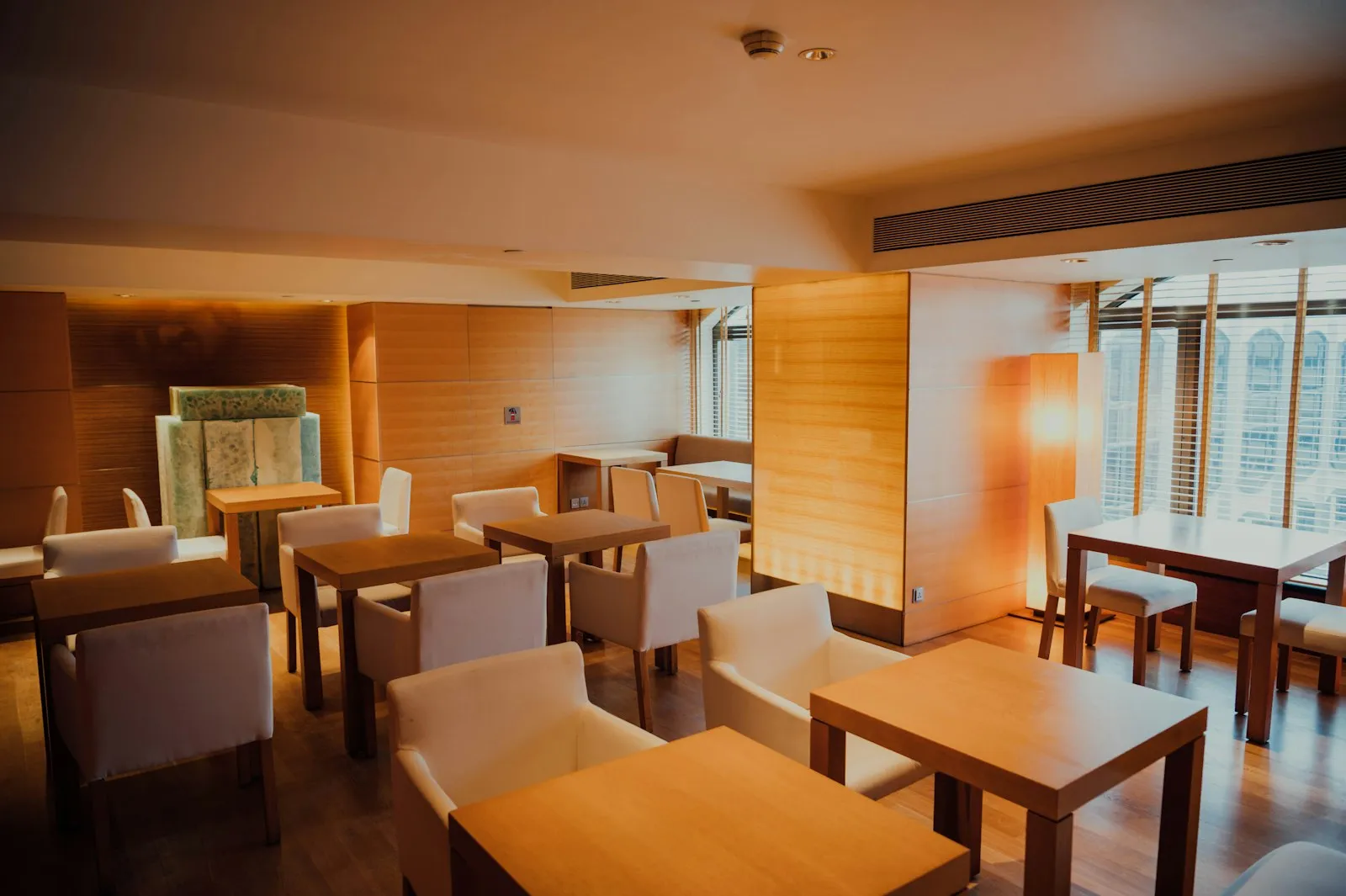 Interior kafe dengan wall panel PVC putih