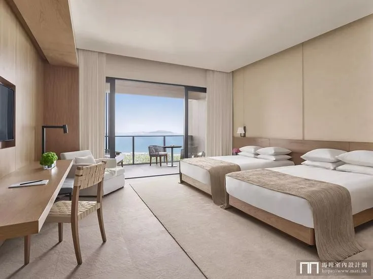 Kamar tidur hotel dengan lantai bermotif kayu