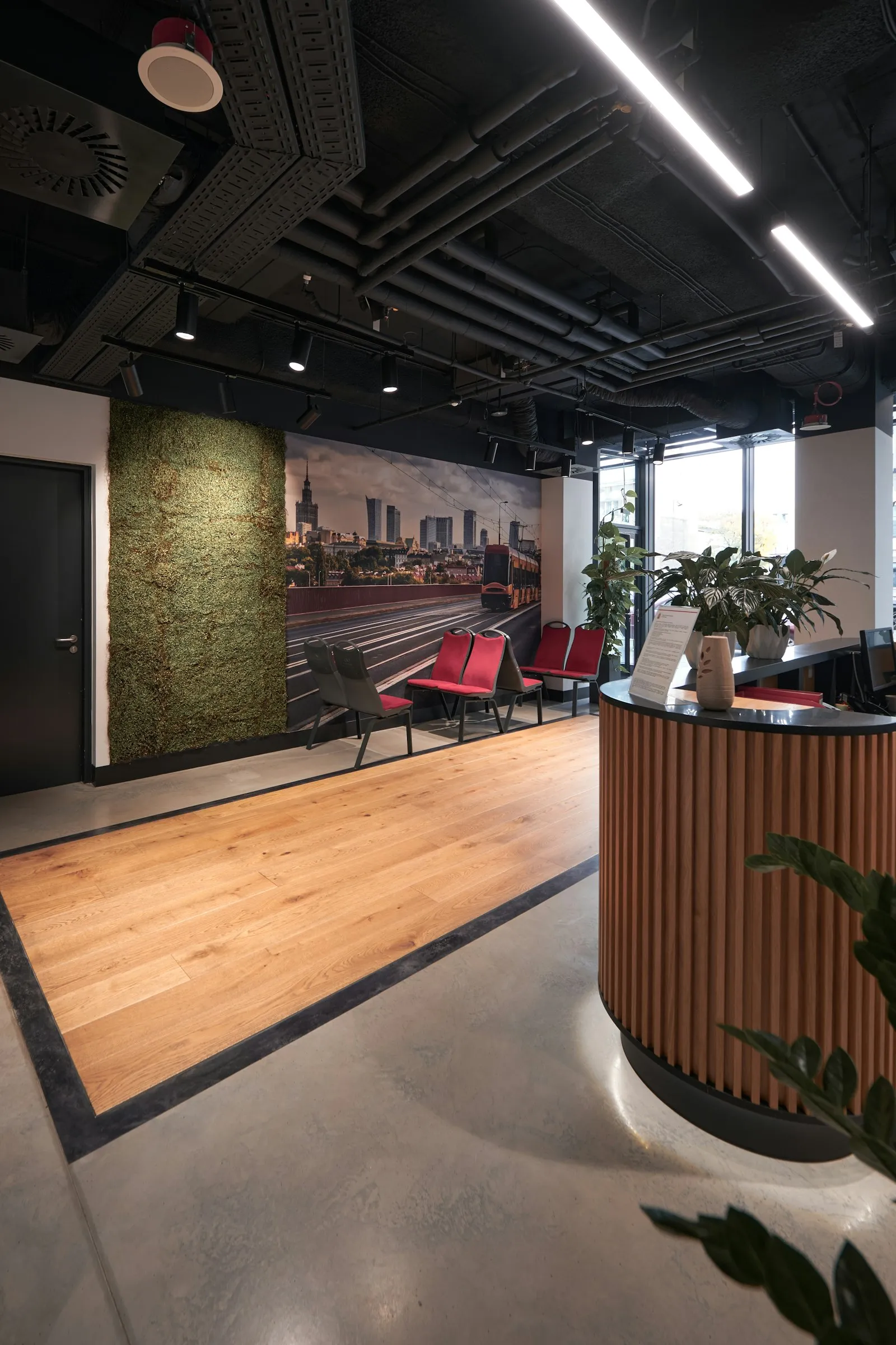 Area resepsionis kantor modern dengan aksen biru navy dan kayu