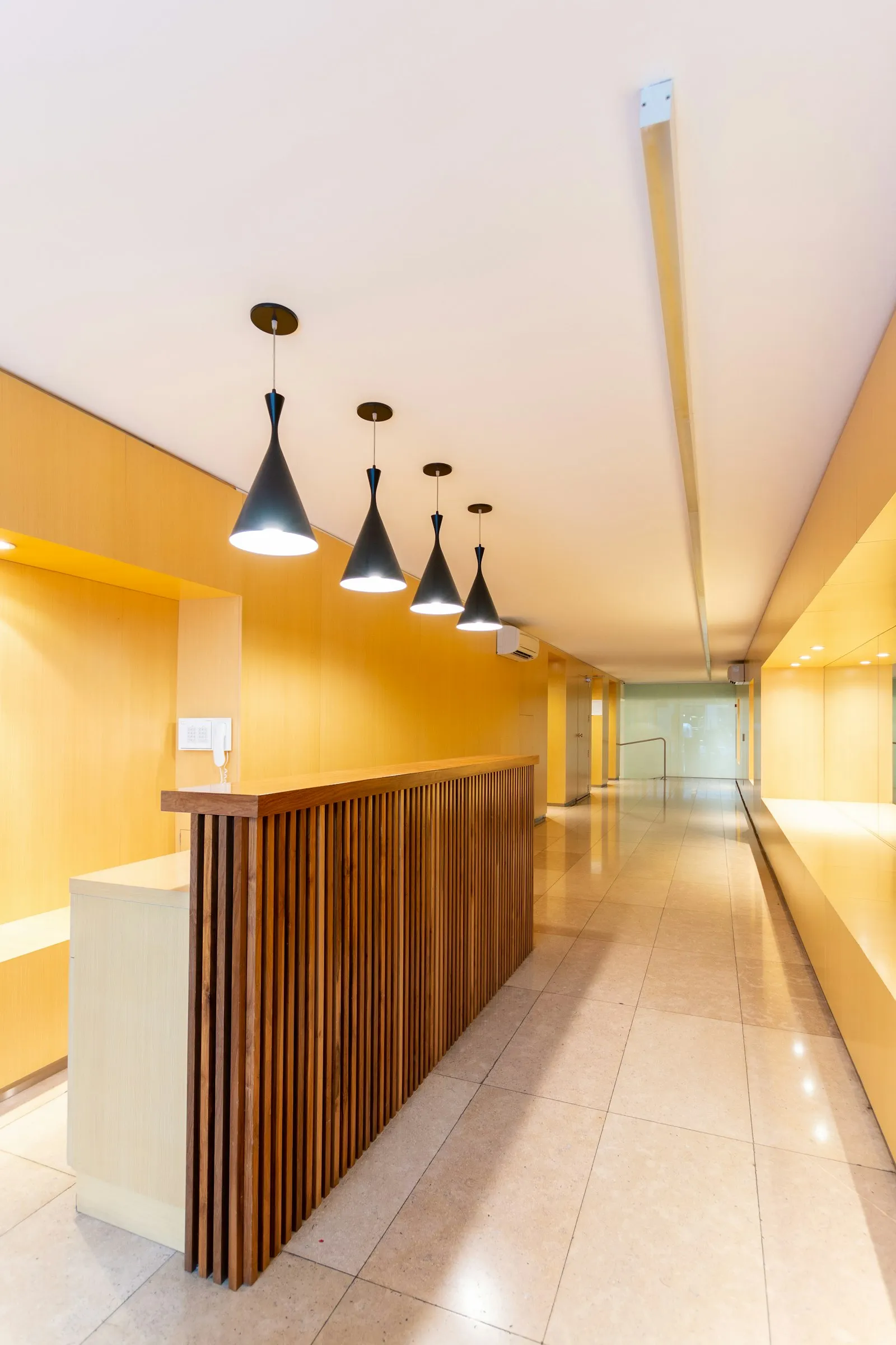 Interior modern dengan lantai vinyl dan wall panel PVC di ruang kantor